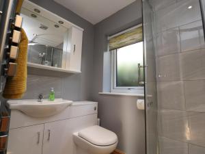 ein Badezimmer mit Toilette, Waschbecken und Dusche in der Unterkunft 2 Bedroom Annexe in Morecambe + 21 Fotos