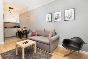sala de estar con sofá y mesa en Browar Gdański Free Parking by Renters en Gdansk