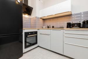 Kuchyňa alebo kuchynka v ubytovaní Browar Gdański Free Parking by Noclegi Renters