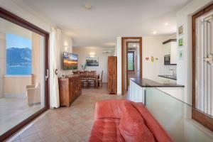 sala de estar con cocina y comedor en Villa Sybille With Pool And Lake View, en Torri del Benaco