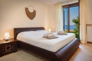 Posteľ alebo postele v izbe v ubytovaní Villa Sybille With Pool And Lake View + 33 fotografií