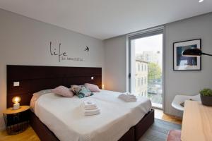 Llit o llits en una habitació de Balconies of Cedofeita & Garage