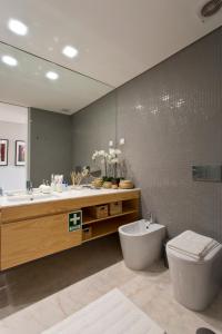 A bathroom at Balconies of Cedofeita & Garage