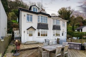 Gallery image of Uphigh - Elevated Family Home with Stunning River Views in Dartmouth