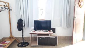 a chair sitting on a stand in a room at Edícula - Casa de hospedes - em Cananeia SP com ar condicionado in Cananéia