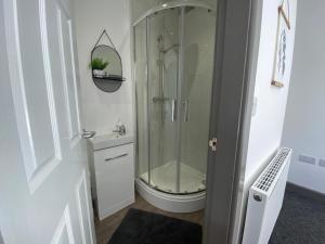 Silver Stag Properties, Large 5 Bedroom property with 5 Bathrooms في Woodville: حمام مع دش مع مرحاض ومغسلة