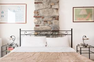 A bed or beds in a room at Rossi Tramonti 1