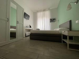 Un pat sau paturi într-o cameră la Relais Merulana Guest House