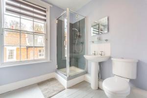 a bathroom with a shower and a toilet and a sink at Minster Hub - 2 Min Walk 2 Minster! in York