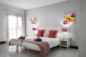 A bed or beds in a room at Malvasia 22
