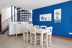 A seating area at Malvasia 22