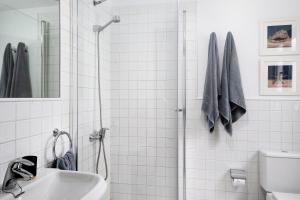 A bathroom at Malvasia 22