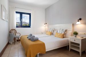 A bed or beds in a room at Malvasia 22