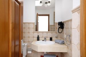 A bathroom at Malvasia 22