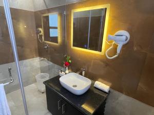 Koupelna v ubytování Hotel Malbork Inn Rajouri Garden Delhi - Couple Friendly Local IDs Accepted + 24 fotografií