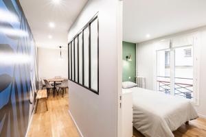 a bedroom with a bed and a dining room with a table at EMPLACEMENT PARFAIT - PARIS 7EME - BAIL MOBILITÉ in Paris