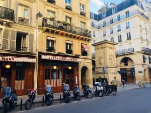 a row of motorcycles parked in front of a building at EMPLACEMENT PARFAIT - PARIS 7EME - BAIL MOBILITÉ in Paris