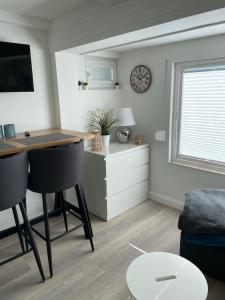 a living room with a desk and a table with chairs at Juna in Laboe