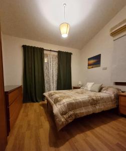 Tempat tidur dalam kamar di Shanti Paphos Villa