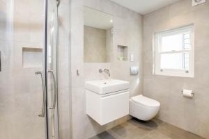 Koupelna v ubytování Cromwell Serviced Apartments by StayPrime