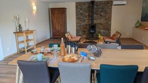 una mesa en una habitación con mesa y sillas en La Ferme des Denis en Chanos-Curson