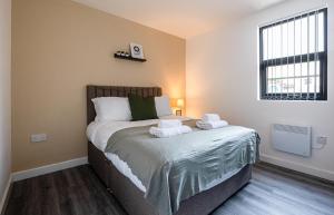 En eller flere senger på et rom på Modern 2 Bed Apartment with Balcony in Stockport Centre by Hass Haus