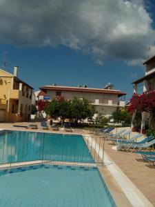 Bazén v ubytování Sofia Beach Apartments nebo v jeho okolí