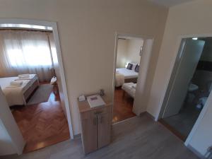 En eller flere senger på et rom på Haus Apartman Zaječar M&L