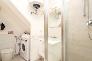 A bathroom at Rossi Tramonti 2, Terre Marine