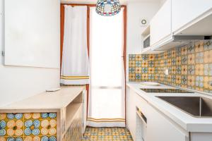 A kitchen or kitchenette at Rossi Tramonti 2, Terre Marine