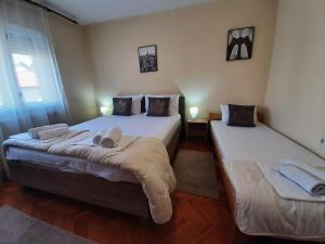 En eller flere senger på et rom på Haus Apartman Zaječar M&L