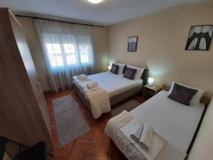 En eller flere senger på et rom på Haus Apartman Zaječar M&L