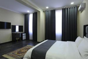 Voodi või voodid majutusasutuse Hotel 777 toas