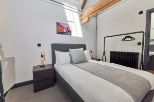 Un dormitorio con una cama grande y una ventana. en No 6 at Simpson Street Apartments Sunderland, en Sunderland