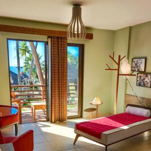 um quarto com uma cama e uma grande janela em Carnaubinha Praia Resort em Luís Correia
