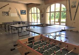 Cette chambre comprend 3 tables de ping-pong. dans l'établissement Résidence du Mont-Blanc n°5Bis, à Combloux