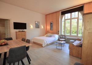 une chambre avec un lit et une table et une salle à manger dans l'établissement Résidence du Mont-Blanc n°5Bis, à Combloux