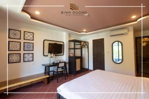 Giường trong phòng chung tại Binh Duong Resident Hotel