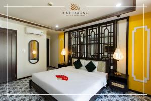 Giường trong phòng chung tại Binh Duong Resident Hotel