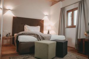 Un dormitorio con una cama grande y una ventana en Winkel Art Hotel, en Gamlitz
