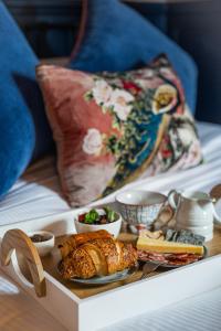 una bandeja de comida en una mesa en una cama en The Queens Chew Magna en Bristol