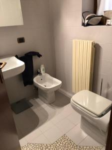 een witte badkamer met een toilet en een wastafel bij Dreaming Lazise in Lazise