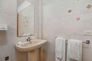Un baño con lavabo, espejo y toallas. en Garden City, en Costa de Adeje 16 fotos más