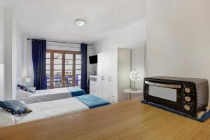 una habitación con TV sentada en una mesa en Garden City, en Costa de Adeje