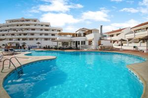 una gran piscina frente a un edificio en Garden City, en Costa de Adeje