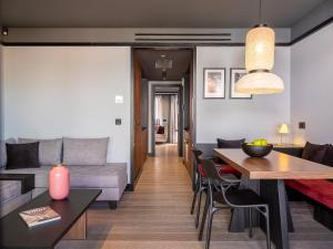 een woonkamer met een bank en een tafel bij 3 Pines Design Living in Heraklion