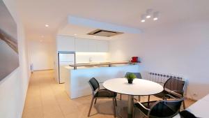 Kuchyňa alebo kuchynka v ubytovaní VACAY Apartamento Aqua, Punta Roma, Frente al mar y piscina, en Costa Brava, L'Escala!