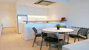 Kuchyňa alebo kuchynka v ubytovaní VACAY Apartamento Aqua, Punta Roma, Frente al mar y piscina, en Costa Brava, L'Escala!