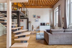 - un salon avec un canapé et un escalier en colimaçon dans l'établissement Le Tisserand - Superbe Canut pentes Croix Rousse, à Lyon