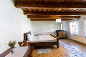 een slaapkamer met een bed en een houten plafond bij Veseud11 in Veseud-Agnita
